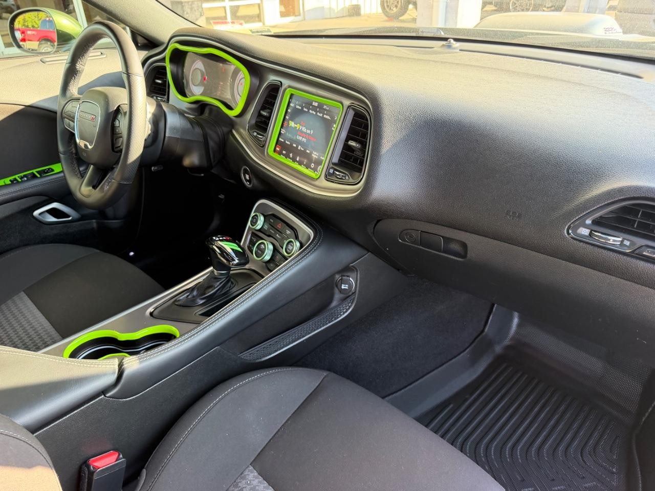 Dodge Challenger Vehicle Full-screen Gallery Image 11