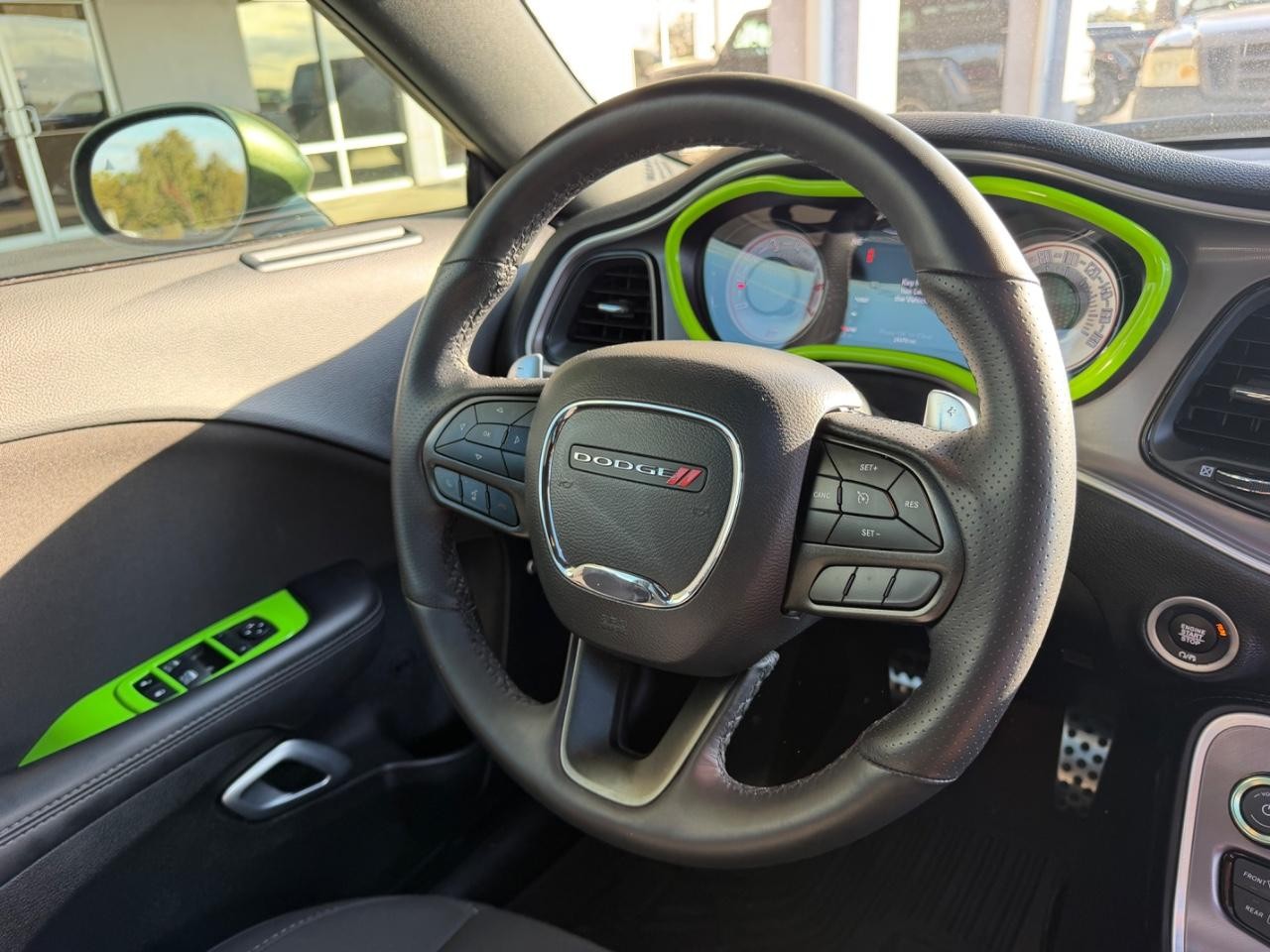 Dodge Challenger Vehicle Full-screen Gallery Image 12