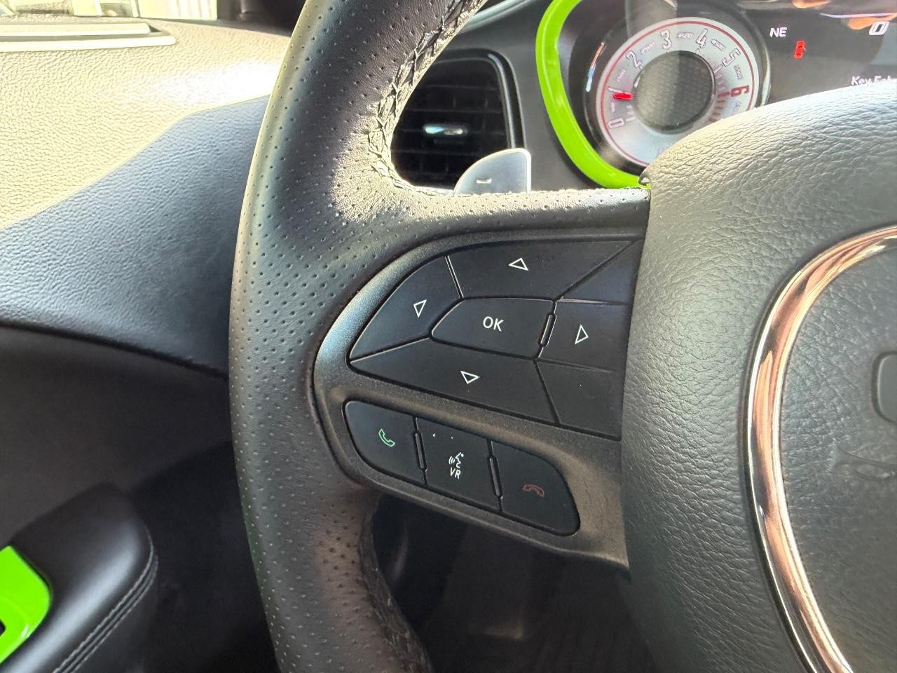 Dodge Challenger Vehicle Full-screen Gallery Image 13