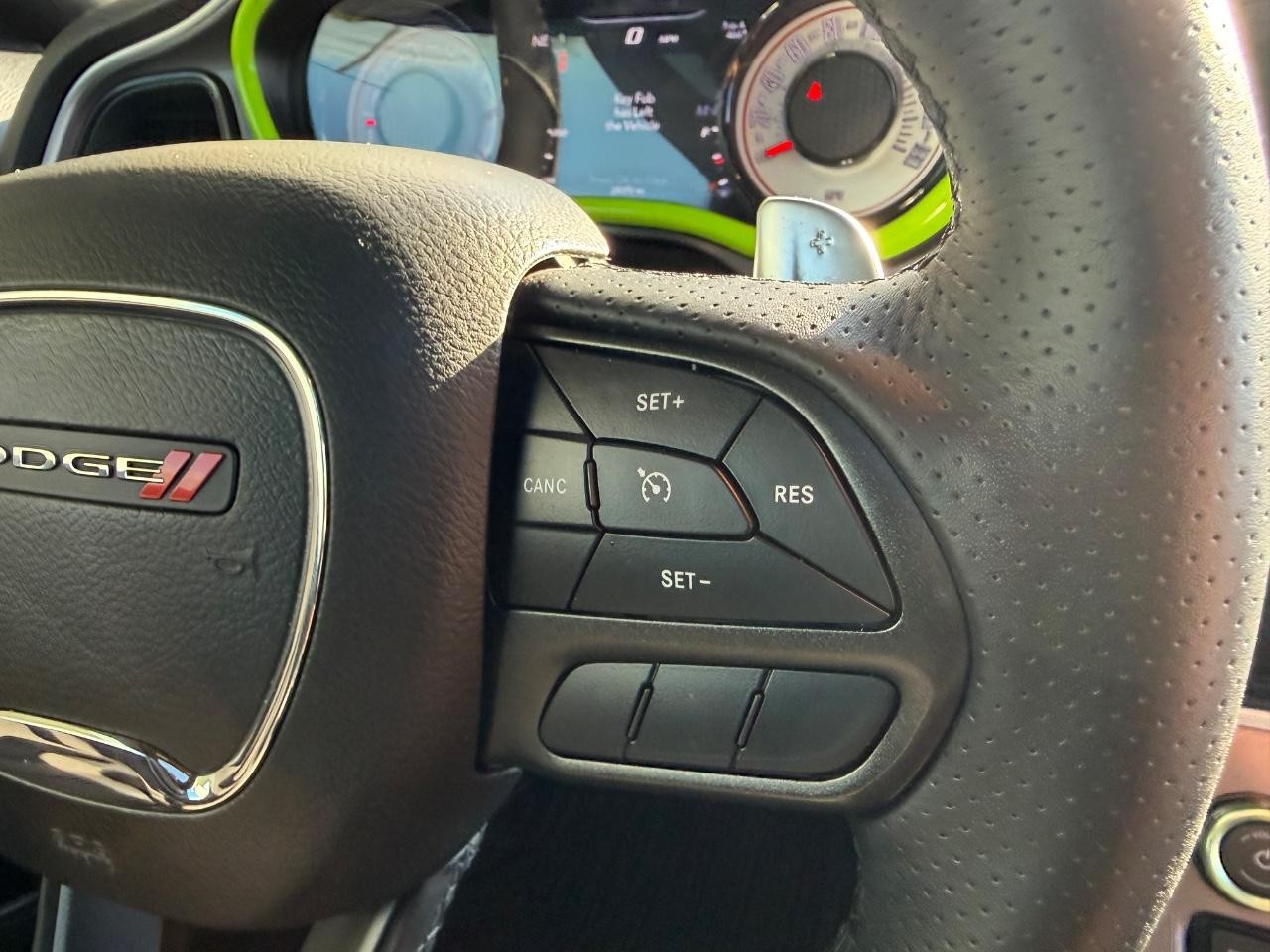 Dodge Challenger Vehicle Full-screen Gallery Image 14