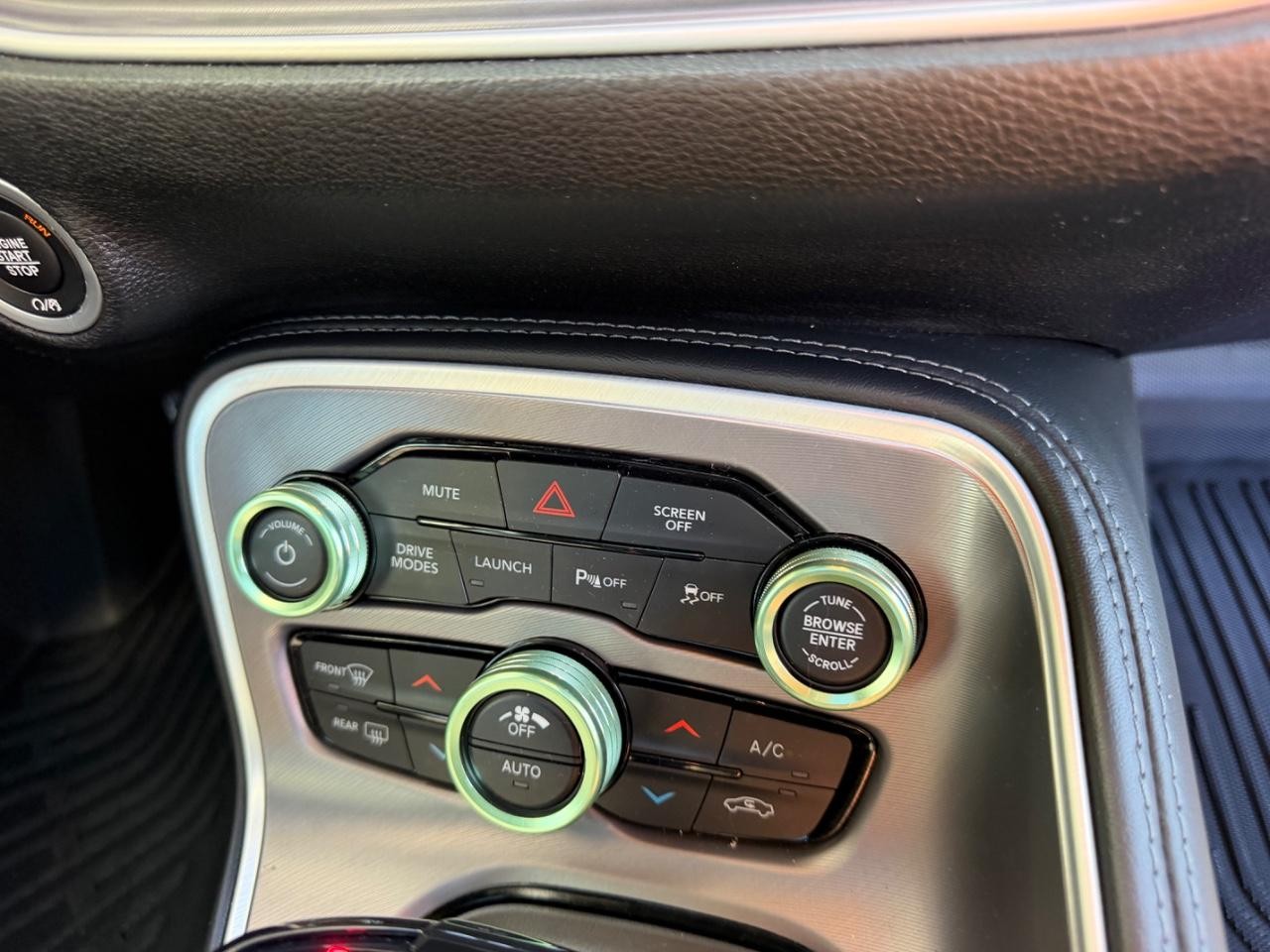 Dodge Challenger Vehicle Full-screen Gallery Image 16