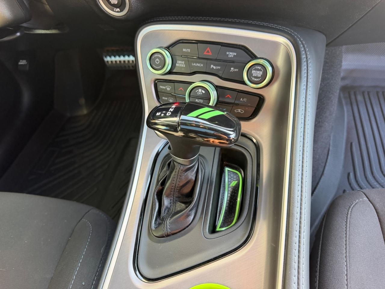 Dodge Challenger Vehicle Full-screen Gallery Image 17
