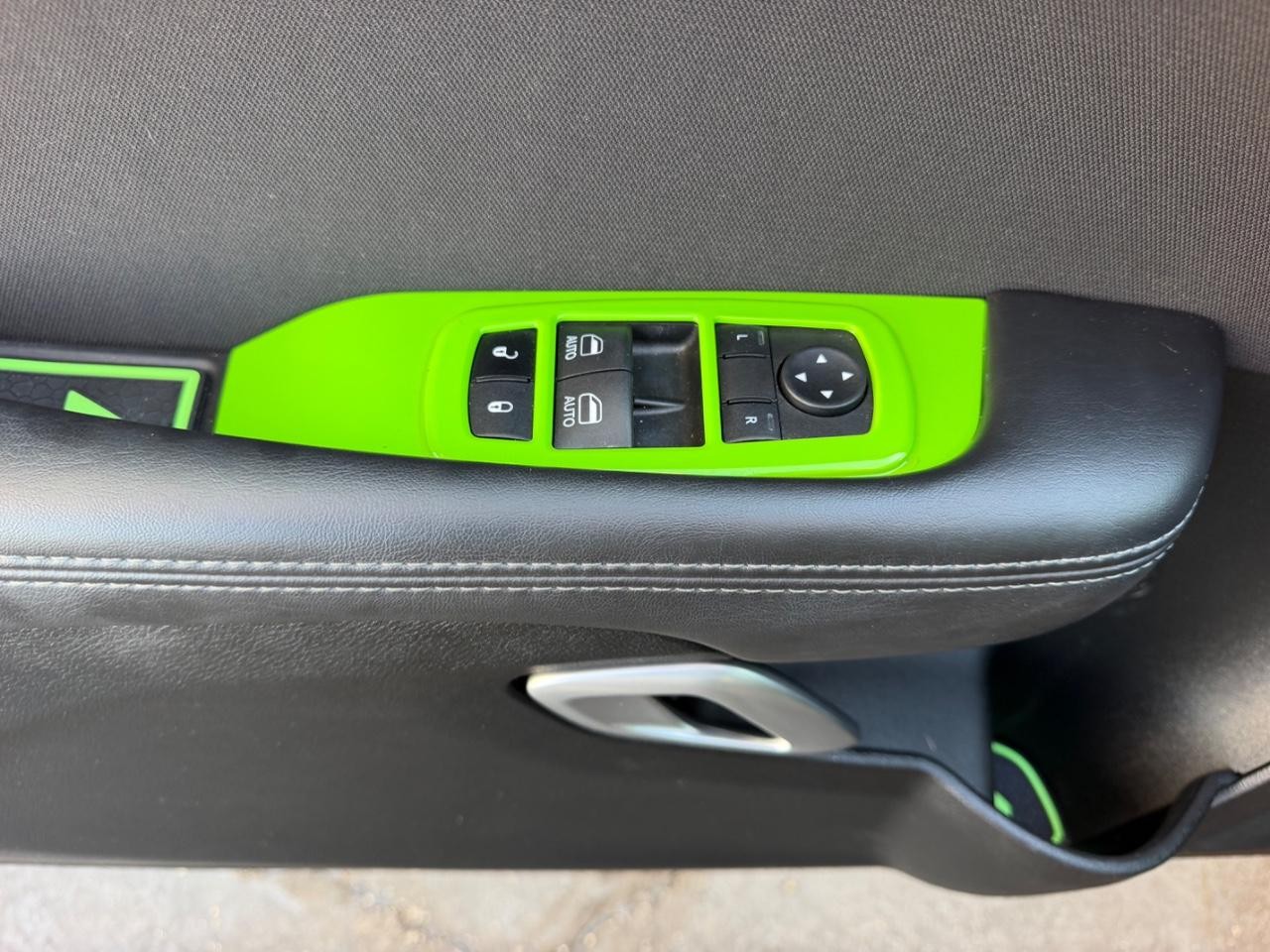 Dodge Challenger Vehicle Full-screen Gallery Image 19