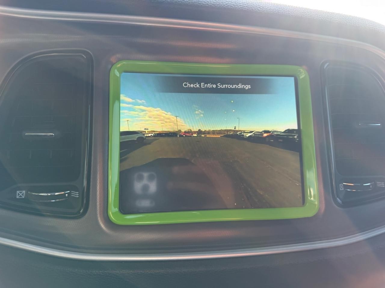 Dodge Challenger Vehicle Full-screen Gallery Image 22