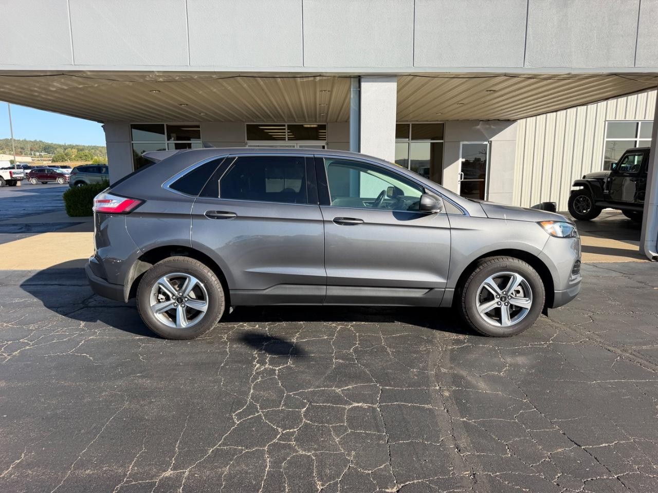Ford Edge Vehicle Full-screen Gallery Image 02