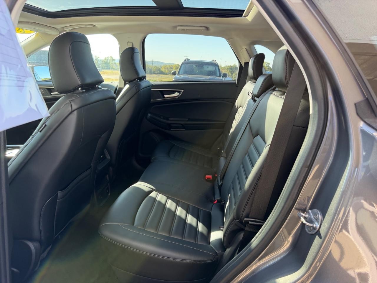 Ford Edge Vehicle Full-screen Gallery Image 10