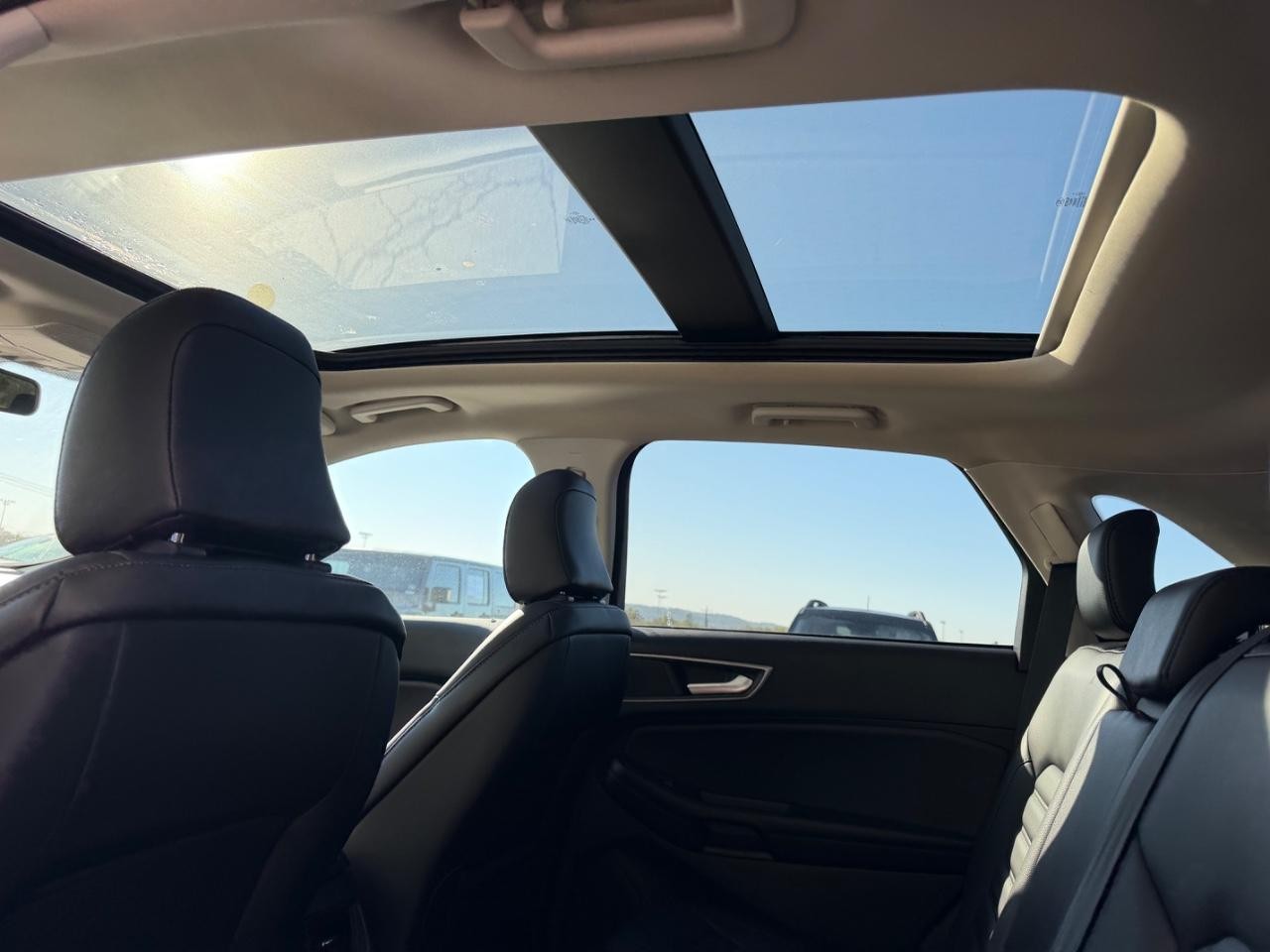 Ford Edge Vehicle Full-screen Gallery Image 11