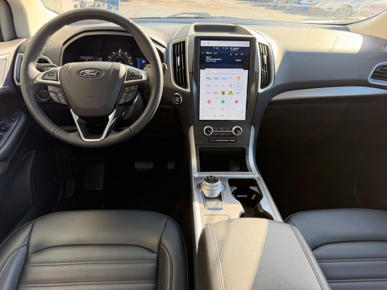 Ford Edge Vehicle Full-screen Gallery Image 12