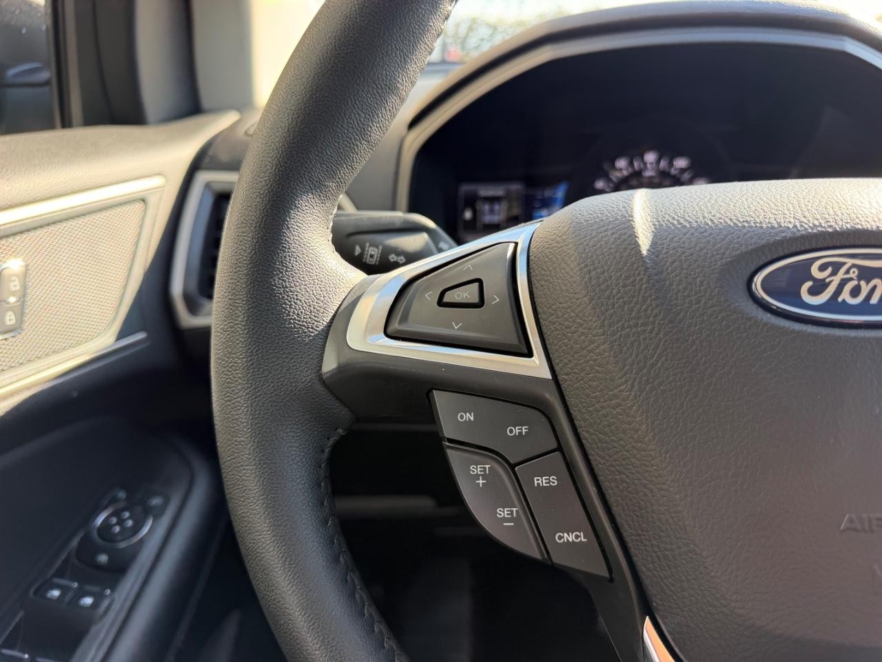 Ford Edge Vehicle Full-screen Gallery Image 14
