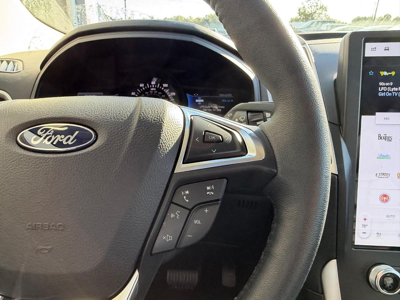 Ford Edge Vehicle Full-screen Gallery Image 15