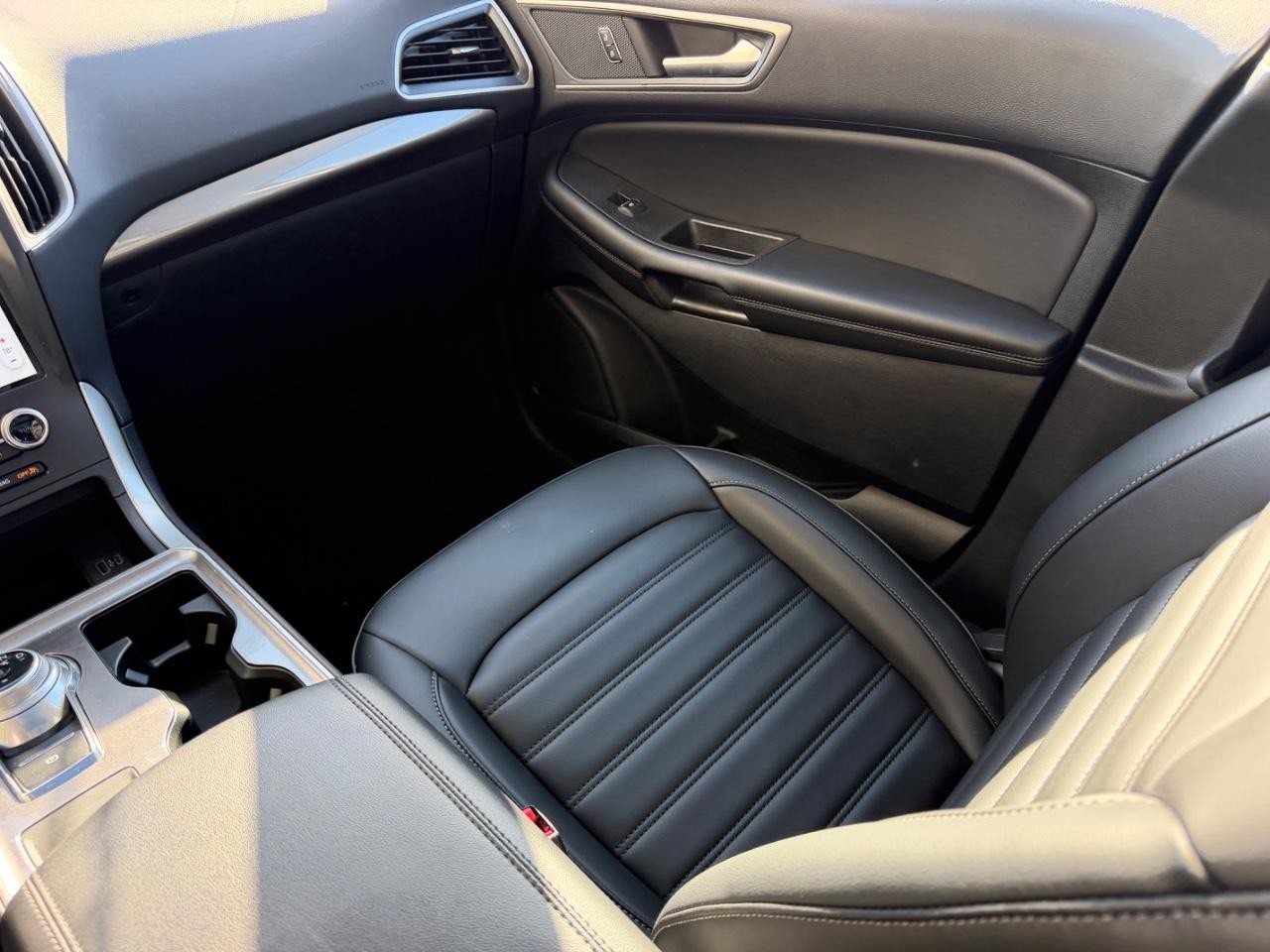 Ford Edge Vehicle Full-screen Gallery Image 19