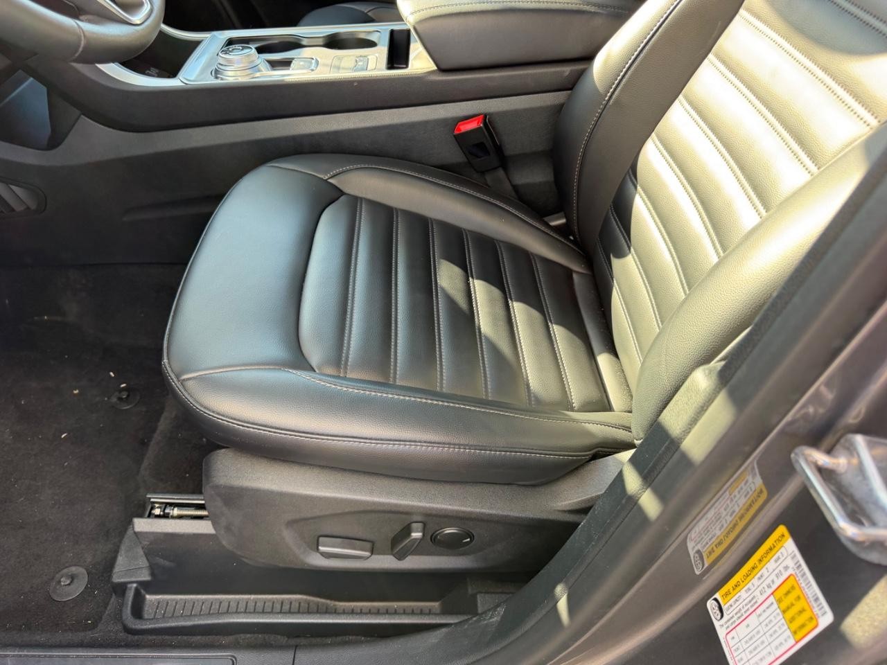Ford Edge Vehicle Full-screen Gallery Image 21