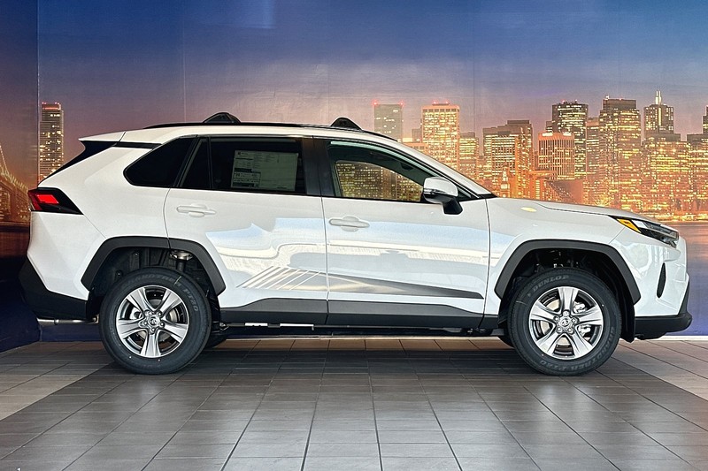 Toyota RAV4 Vehicle Full-screen Gallery Image 04