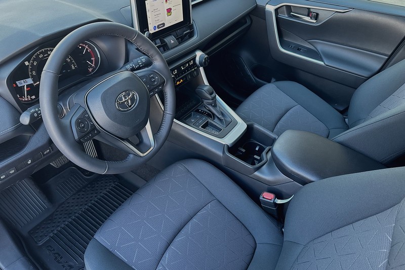 Toyota RAV4 Vehicle Full-screen Gallery Image 08