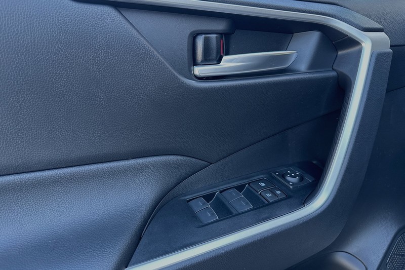 Toyota RAV4 Vehicle Full-screen Gallery Image 09