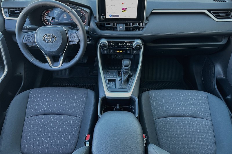 Toyota RAV4 Vehicle Full-screen Gallery Image 11