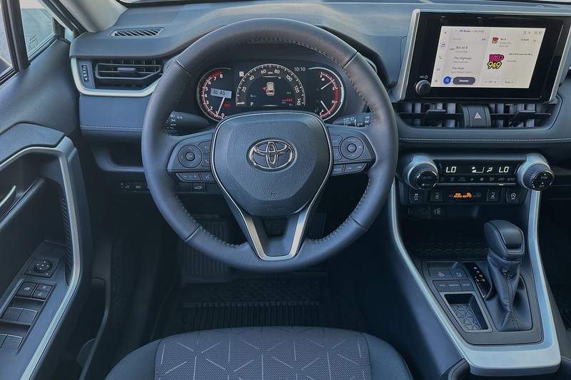 Toyota RAV4 Vehicle Full-screen Gallery Image 12