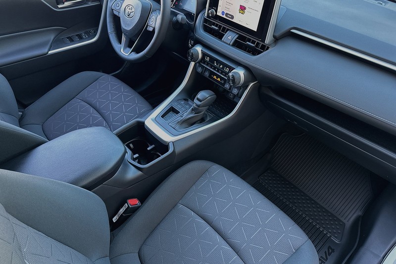 Toyota RAV4 Vehicle Full-screen Gallery Image 14