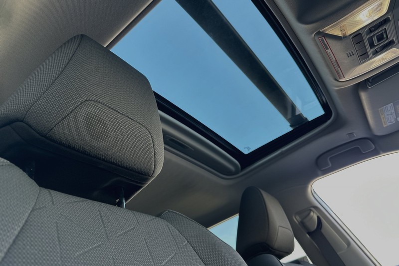 Toyota RAV4 Vehicle Full-screen Gallery Image 15