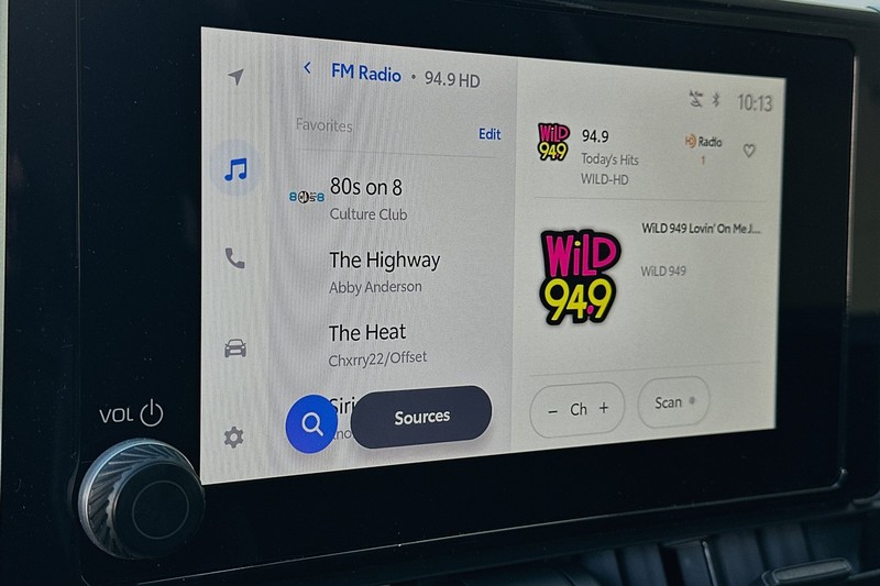 Toyota RAV4 Vehicle Full-screen Gallery Image 16