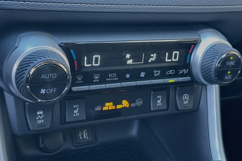 Toyota RAV4 Vehicle Full-screen Gallery Image 18