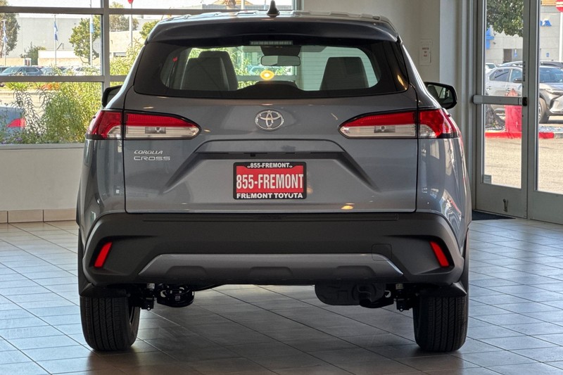 Toyota Corolla Cross Vehicle Full-screen Gallery Image 06