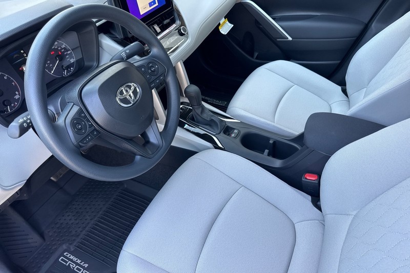 Toyota Corolla Cross Vehicle Full-screen Gallery Image 08