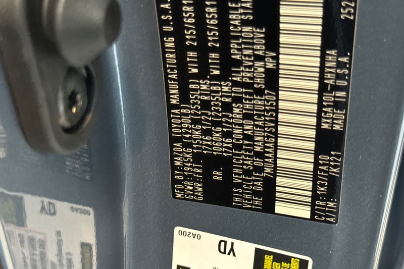 Toyota Corolla Cross Vehicle Full-screen Gallery Image 22