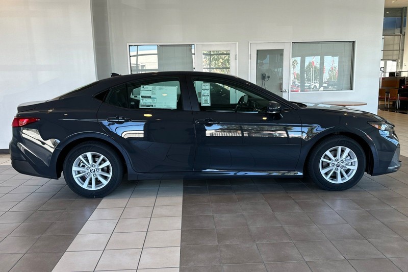 Toyota Camry Vehicle Full-screen Gallery Image 04