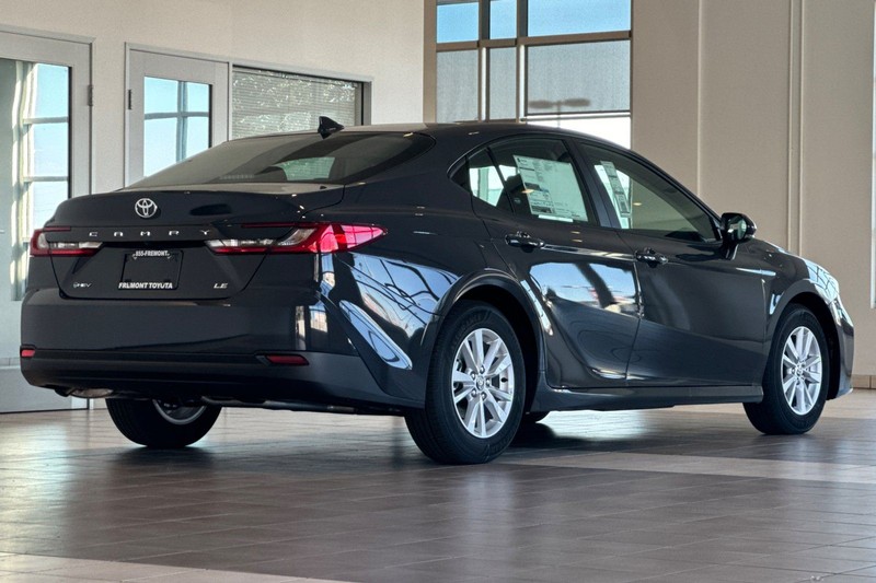 Toyota Camry Vehicle Full-screen Gallery Image 05