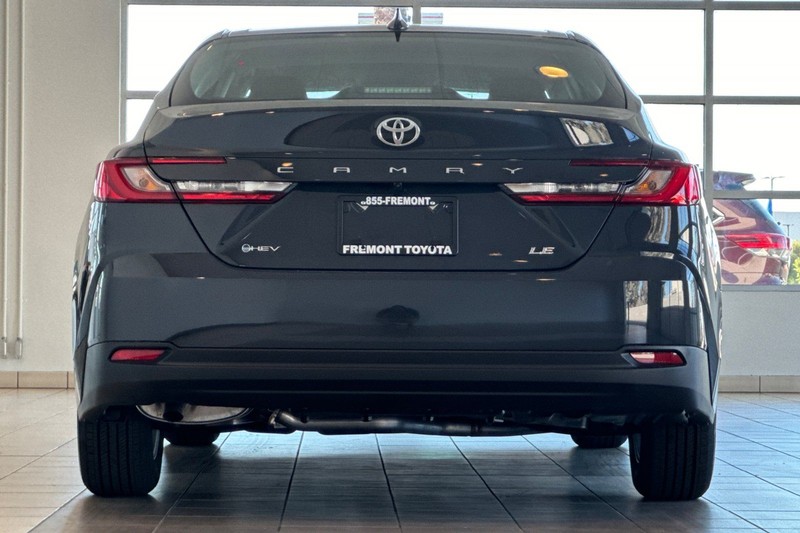 Toyota Camry Vehicle Full-screen Gallery Image 06