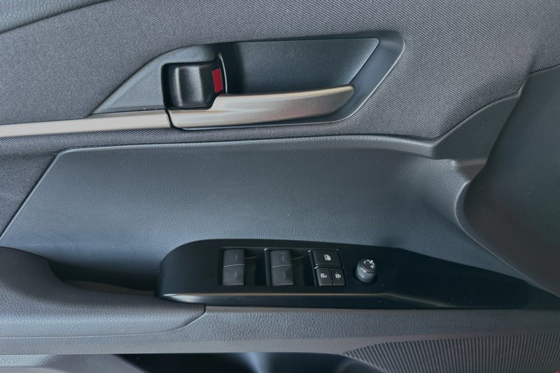 Toyota Camry Vehicle Full-screen Gallery Image 09