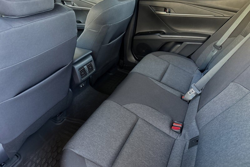 Toyota Camry Vehicle Full-screen Gallery Image 10