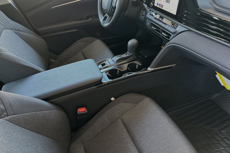 Toyota Camry Vehicle Full-screen Gallery Image 13