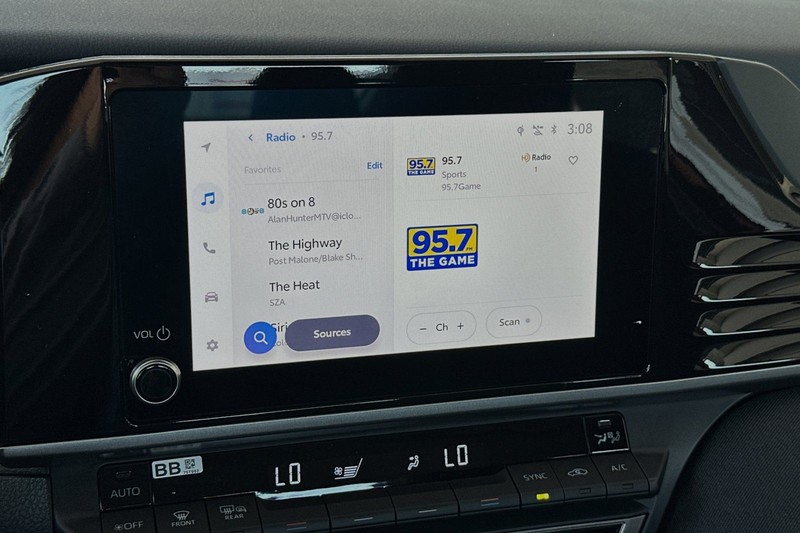Toyota Camry Vehicle Full-screen Gallery Image 15