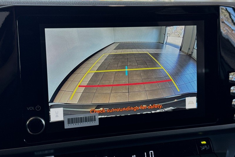 Toyota Camry Vehicle Full-screen Gallery Image 16