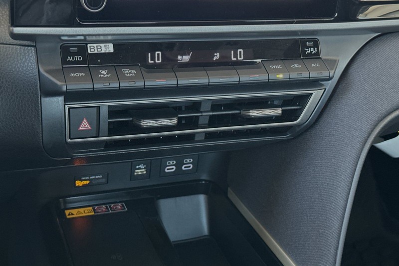 Toyota Camry Vehicle Full-screen Gallery Image 17