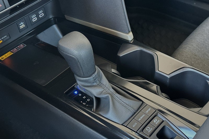 Toyota Camry Vehicle Full-screen Gallery Image 18