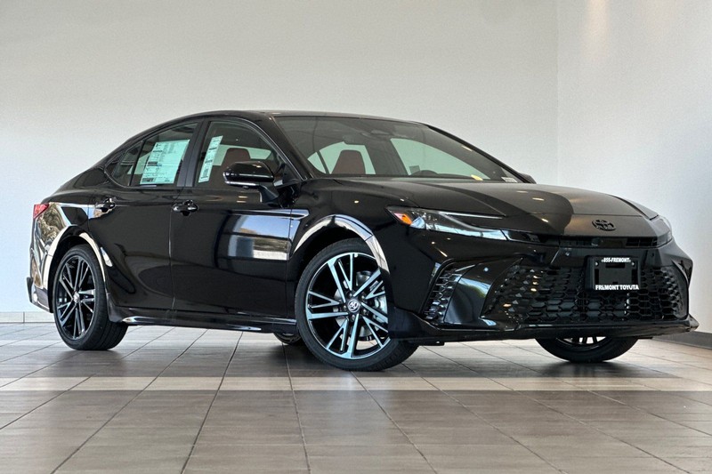 Toyota Camry Vehicle Full-screen Gallery Image 02