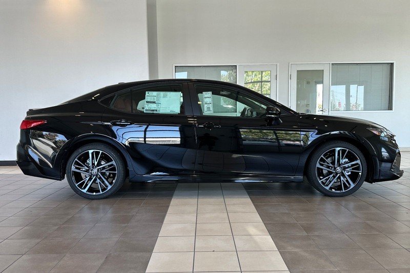 Toyota Camry Vehicle Full-screen Gallery Image 04