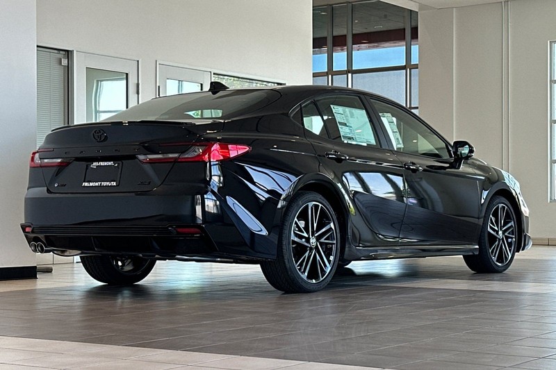 Toyota Camry Vehicle Full-screen Gallery Image 05