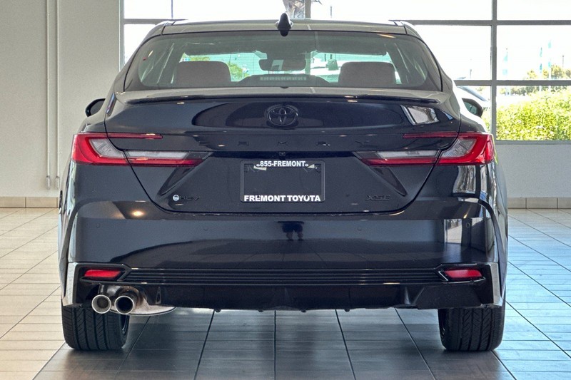 Toyota Camry Vehicle Full-screen Gallery Image 06