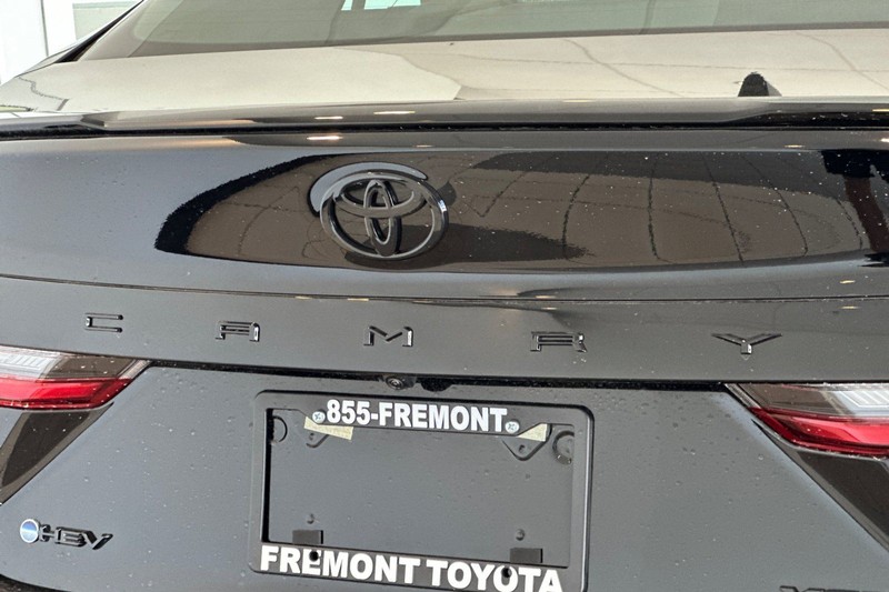 Toyota Camry Vehicle Full-screen Gallery Image 07