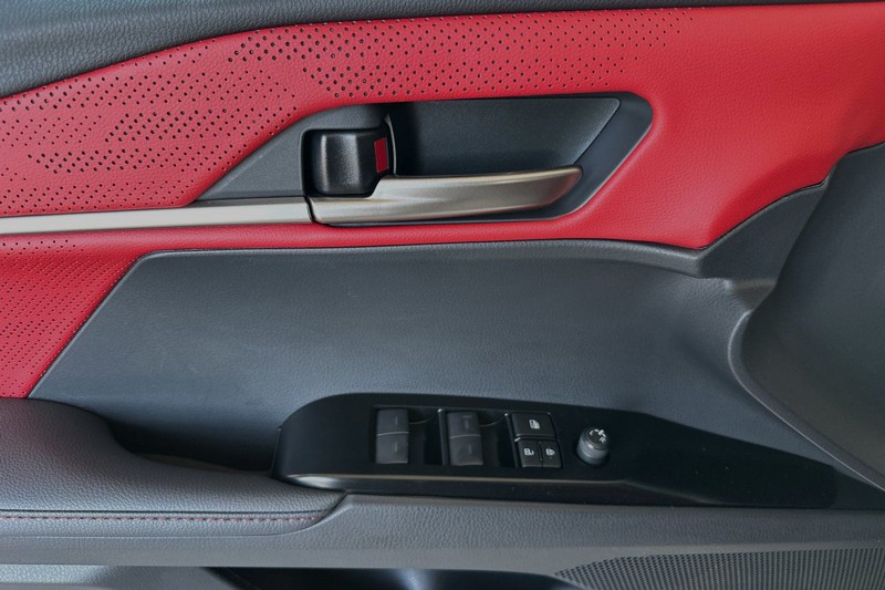 Toyota Camry Vehicle Full-screen Gallery Image 09