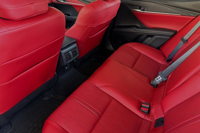 Toyota Camry Vehicle Full-screen Gallery Image 10