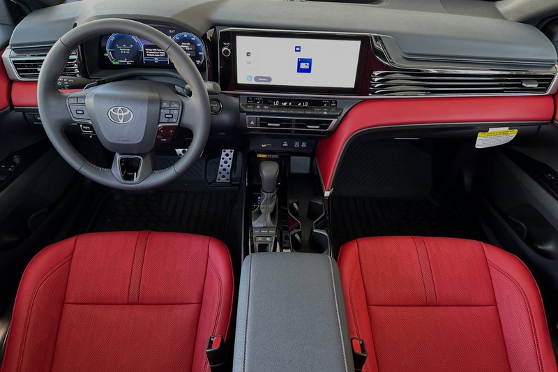 Toyota Camry Vehicle Full-screen Gallery Image 11