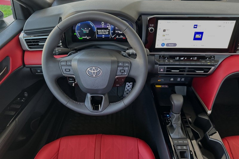 Toyota Camry Vehicle Full-screen Gallery Image 12