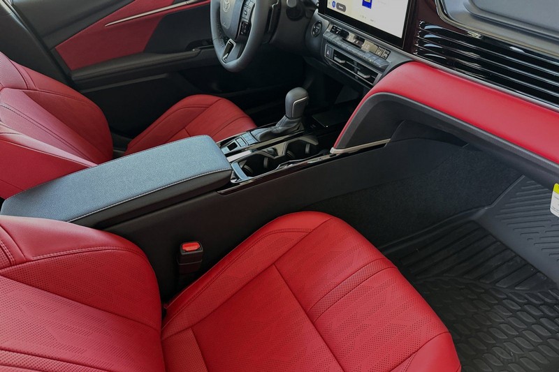 Toyota Camry Vehicle Full-screen Gallery Image 13