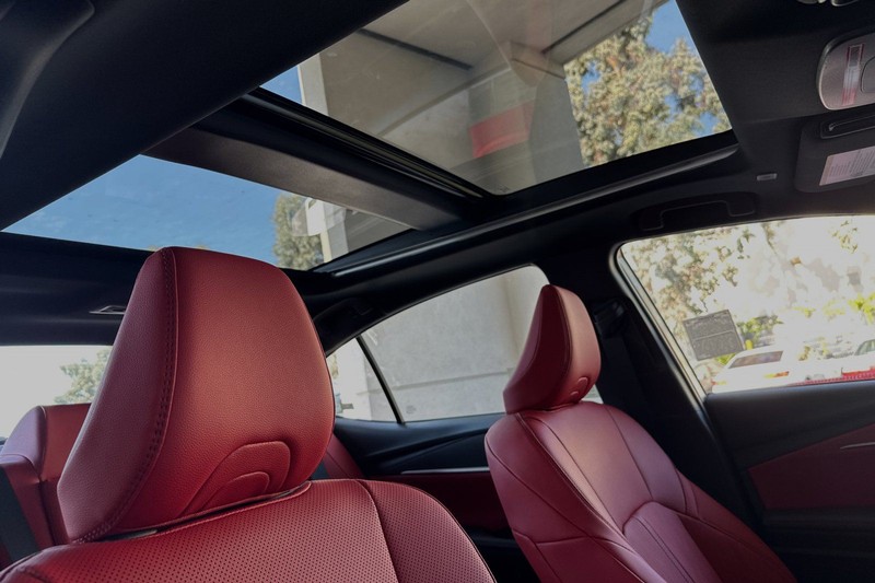 Toyota Camry Vehicle Full-screen Gallery Image 14