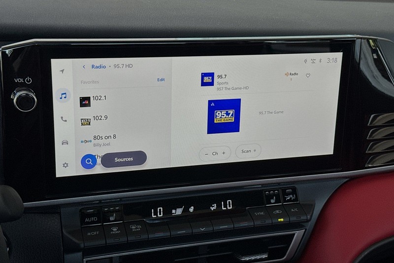 Toyota Camry Vehicle Full-screen Gallery Image 15